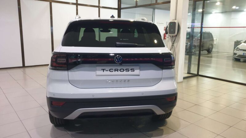 VOLKSWAGEN T-CROSS Gasolina 2023 de segunda mano