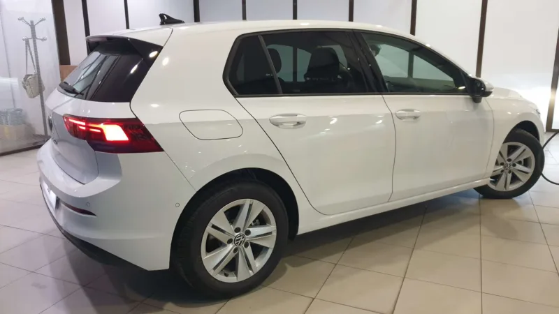 VOLKSWAGEN GOLF Gasolina 2023 de segunda mano