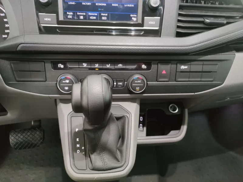 VOLKSWAGEN CARAVELLE Diesel 2023 de segunda mano