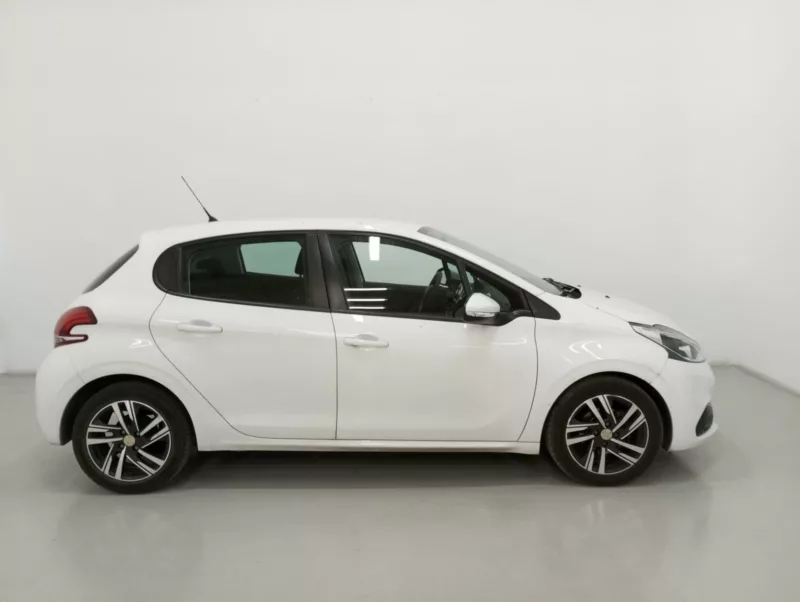 PEUGEOT 208 Diesel 2018 segunda-mano Jaén