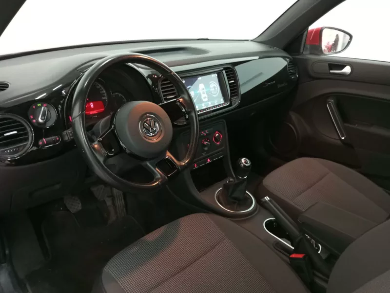 VOLKSWAGEN BEETLE Gasolina 2017 segunda-mano Jaén