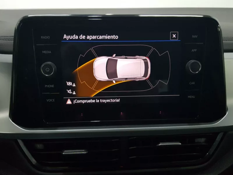 VOLKSWAGEN T-ROC Gasolina 2023 segunda-mano Jaén