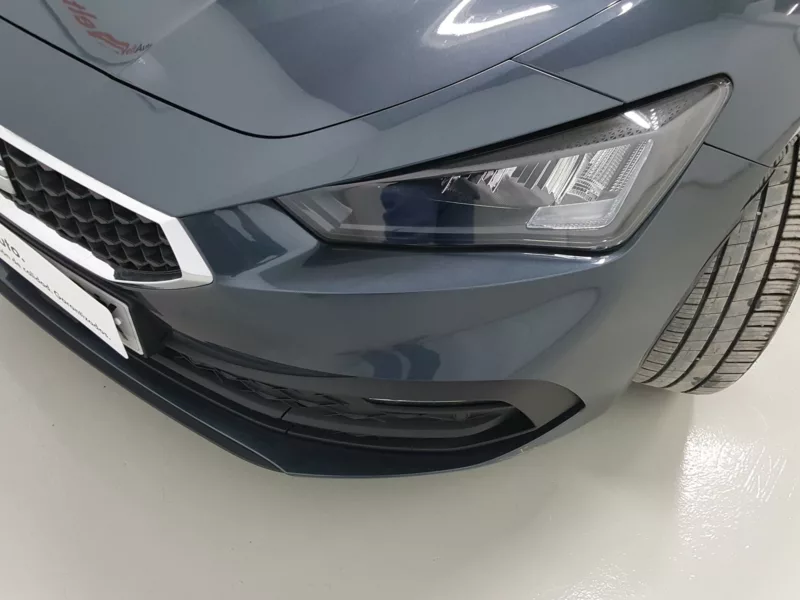 SEAT LEON Gasolina 2024 segunda-mano Jaén