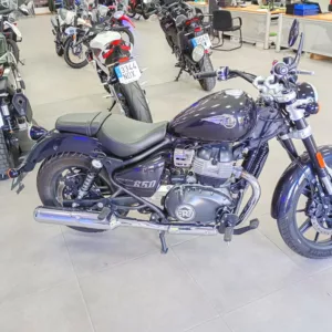 ROYAL ENFIELD SUPER METEOR 650 Gasolina 2023 segunda-mano Granada
