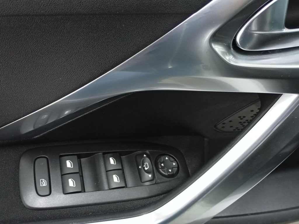 PEUGEOT 2008 Diesel 2019 segunda-mano Jaén
