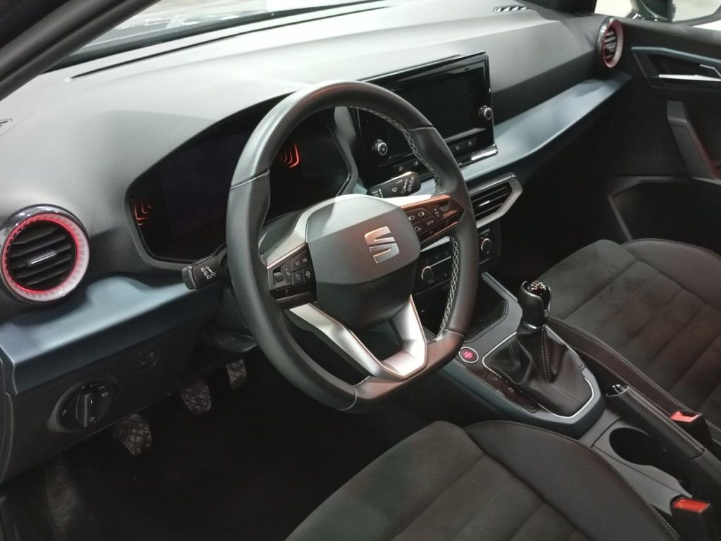 SEAT ARONA Gasolina 2025 segunda-mano Granada