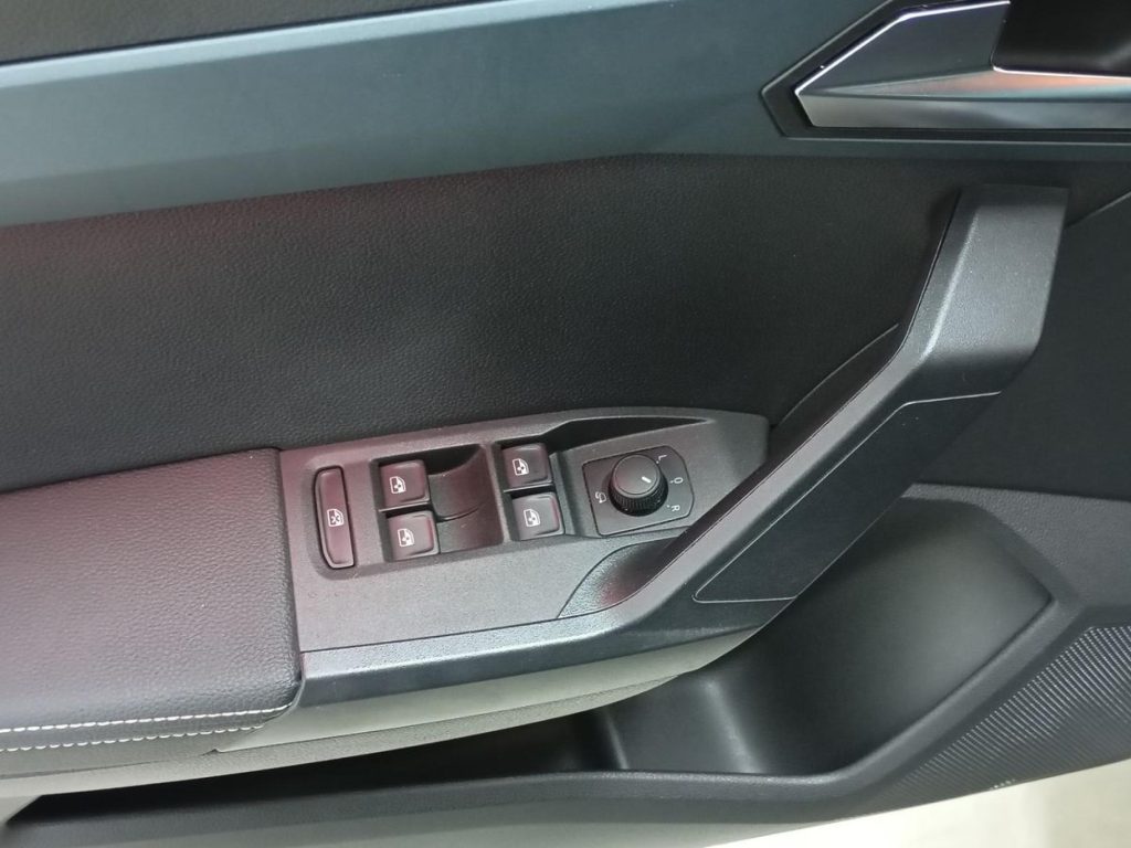 SEAT ARONA Gasolina 2025 segunda-mano Granada