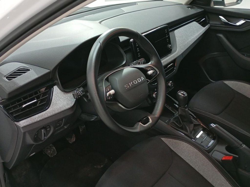 SKODA KAMIQ Gasolina 2025 segunda-mano Jaén