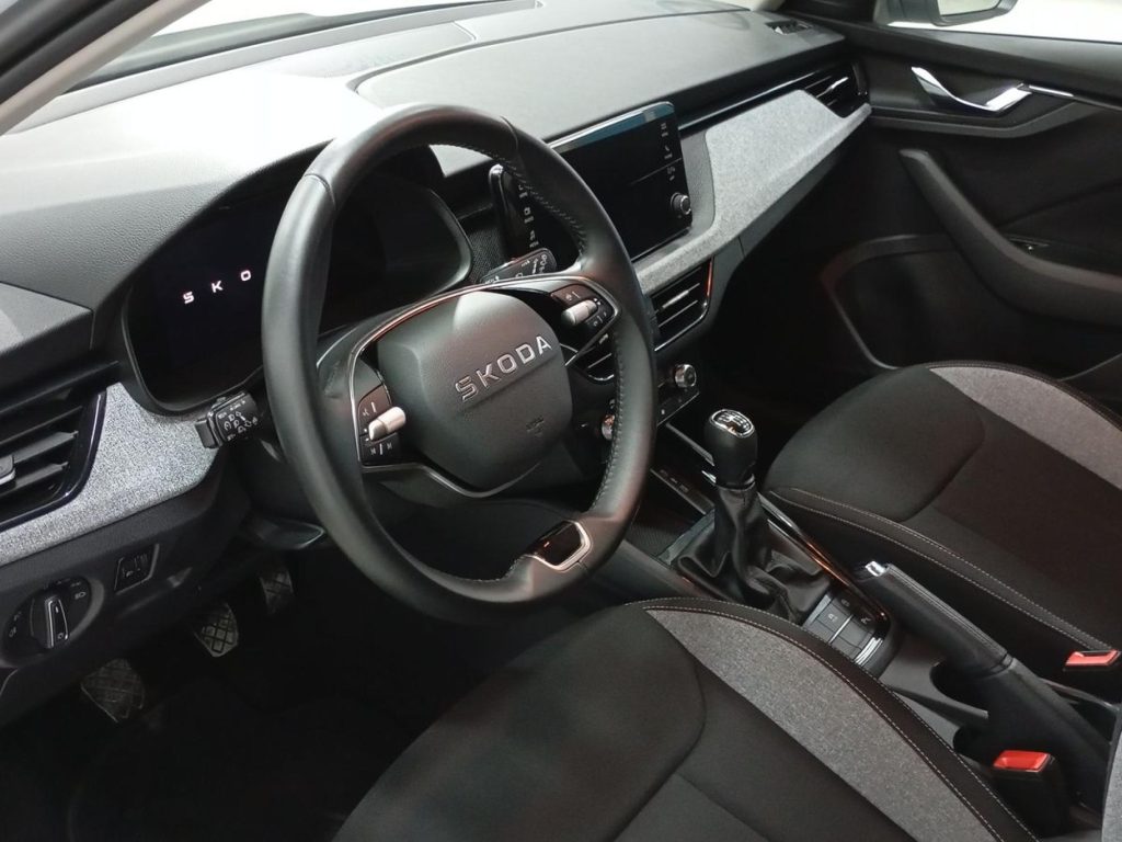 SKODA KAMIQ Gasolina 2025 segunda-mano Jaén