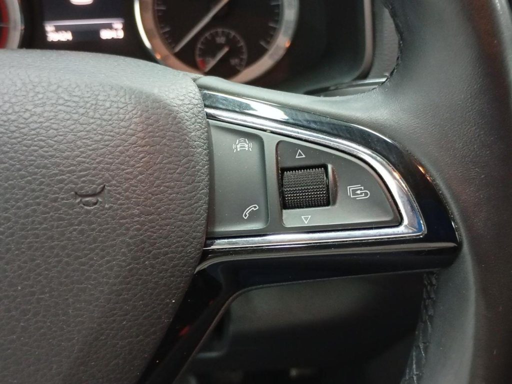 SKODA KAROQ Gasolina 2018 segunda-mano Jaén
