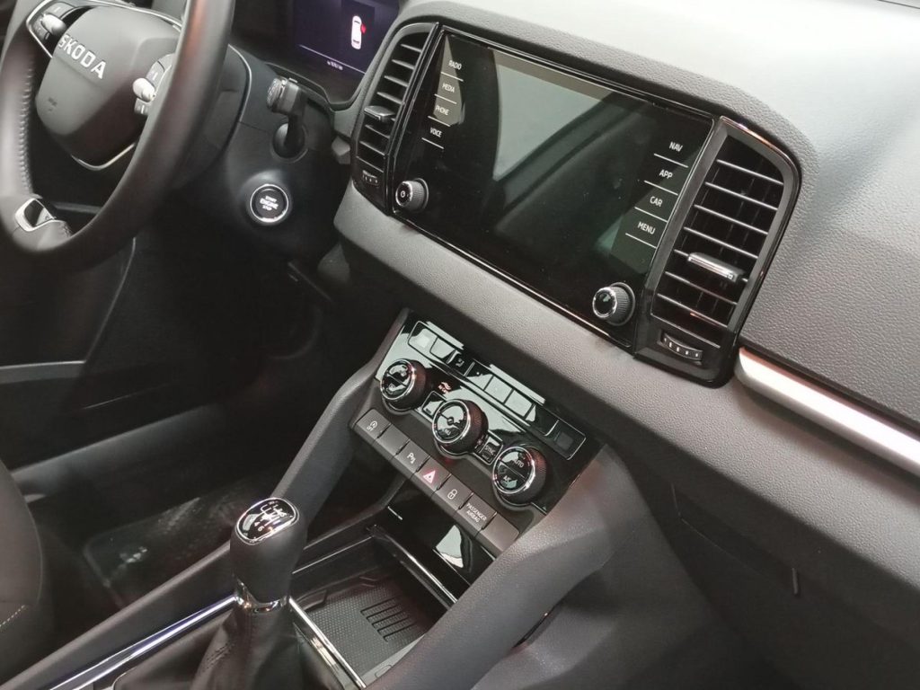 SKODA KAROQ Gasolina 2025 segunda-mano Jaén