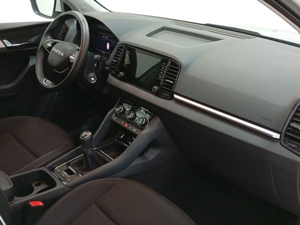 SKODA KAROQ Gasolina 2025 segunda-mano Jaén
