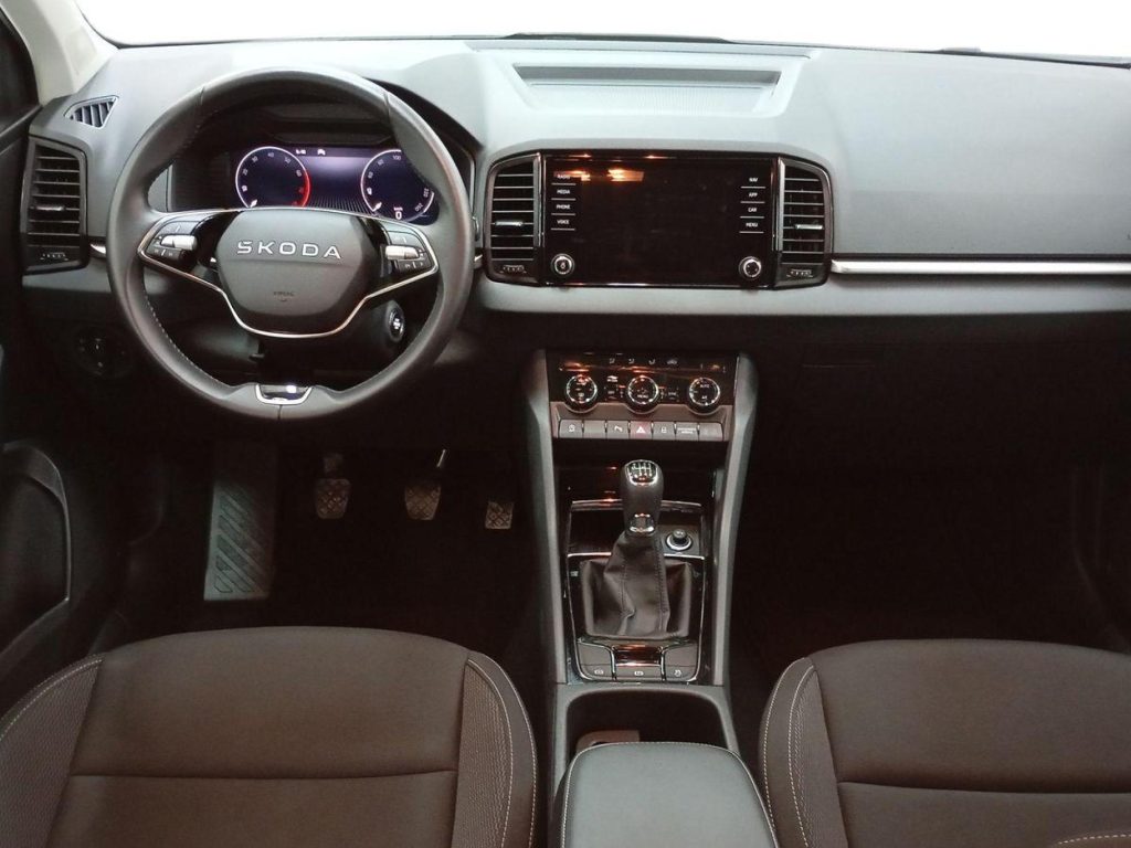 SKODA KAROQ Gasolina 2025 segunda-mano Jaén