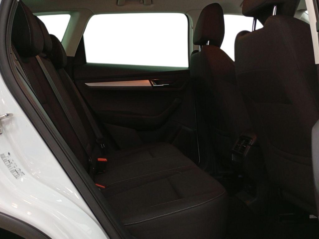SKODA KAROQ Gasolina 2025 segunda-mano Jaén