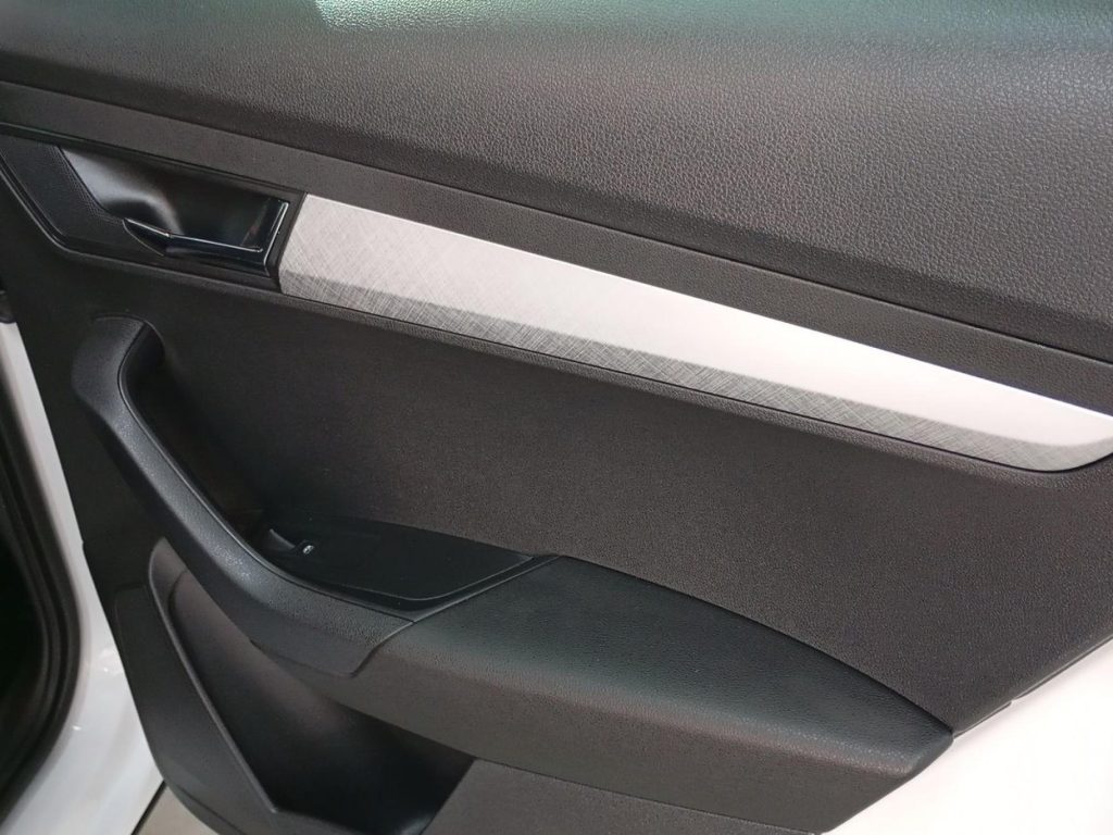 SKODA KAROQ Gasolina 2025 segunda-mano Jaén