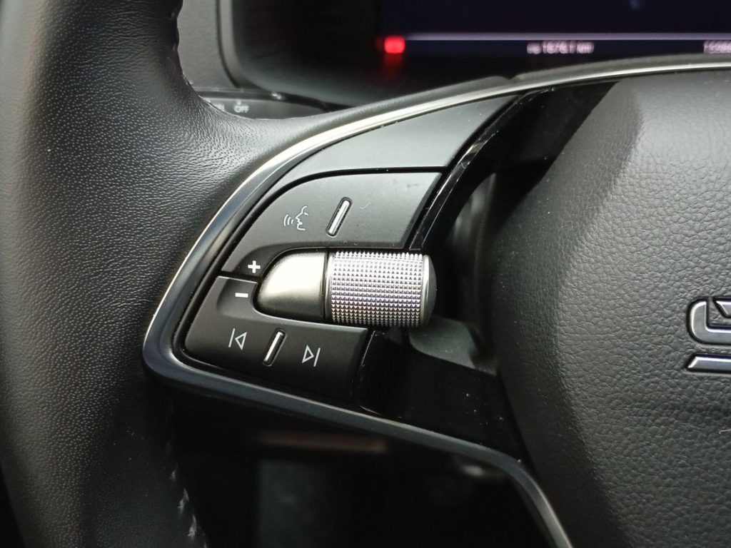 SKODA KAROQ Gasolina 2025 segunda-mano Jaén
