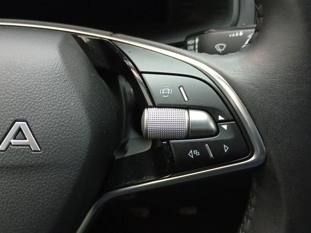 SKODA KAROQ Gasolina 2025 segunda-mano Jaén