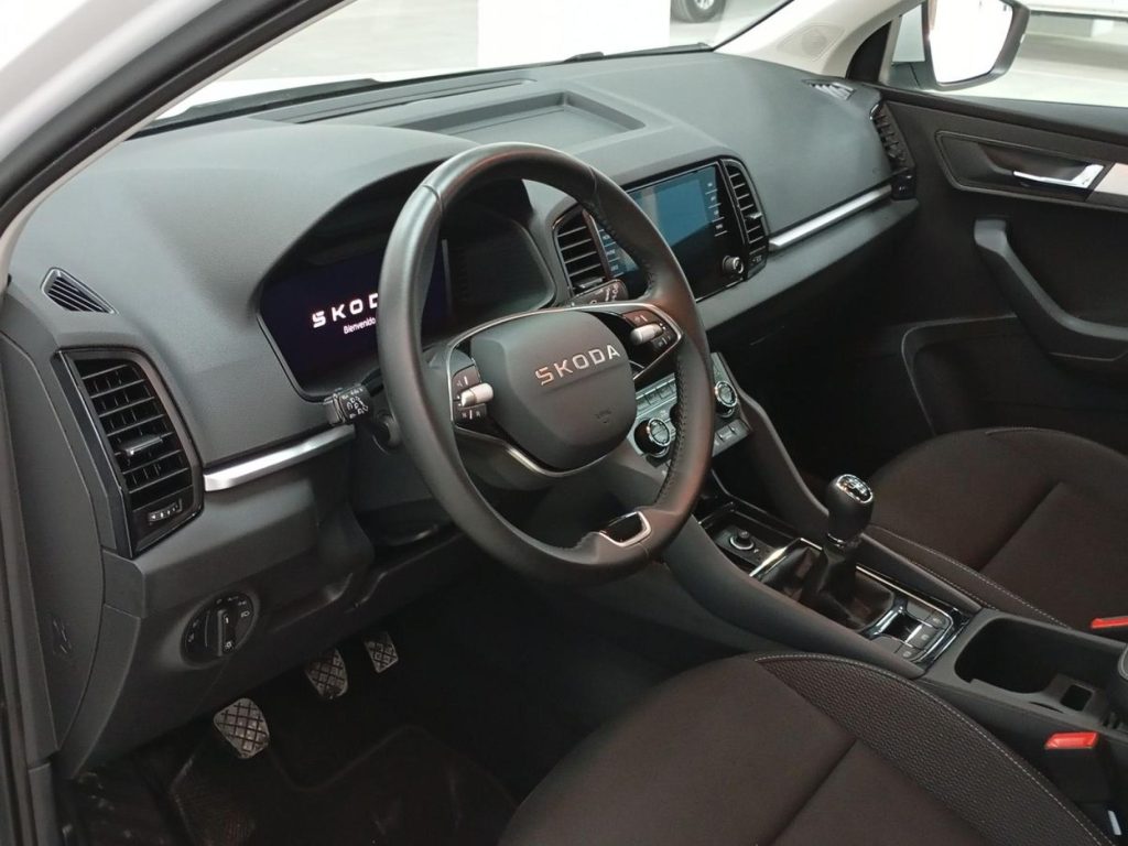 SKODA KAROQ Gasolina 2025 segunda-mano Jaén