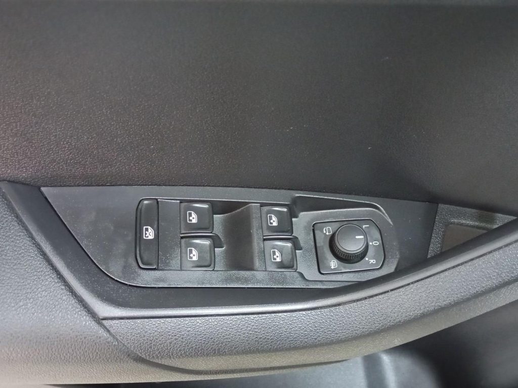 SKODA KAROQ Gasolina 2025 segunda-mano Jaén