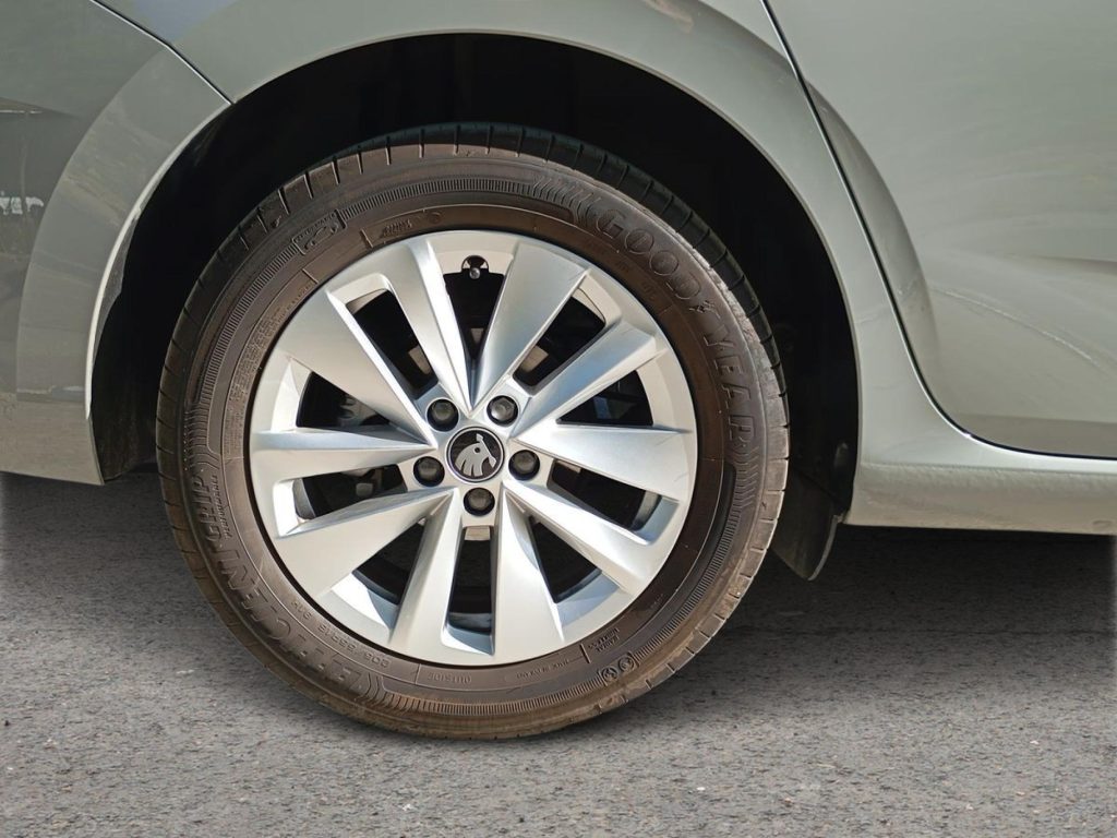 SKODA SCALA Gasolina 2025 km 0 Jaén