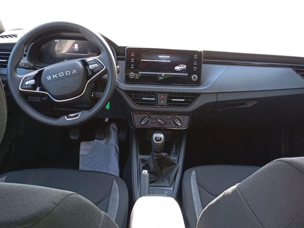 SKODA SCALA Gasolina 2025 km 0 Jaén