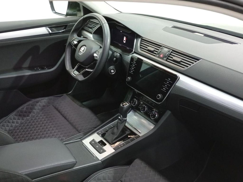 SKODA SUPERB Diesel 2023 segunda-mano Jaén