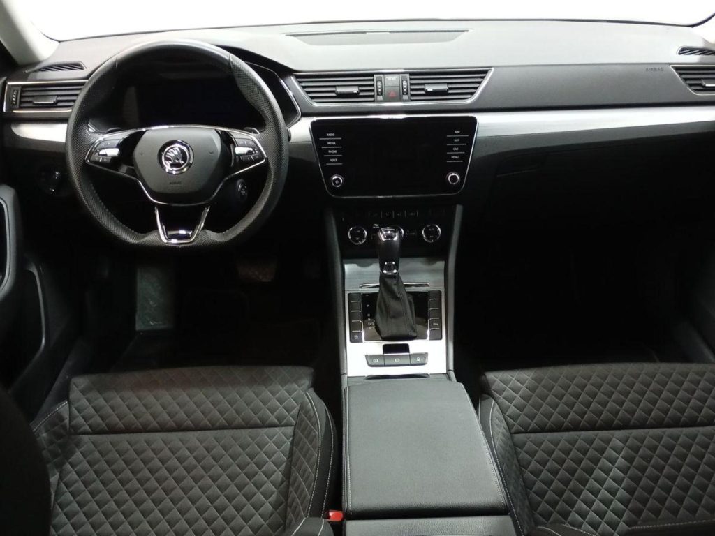 SKODA SUPERB Diesel 2023 segunda-mano Jaén