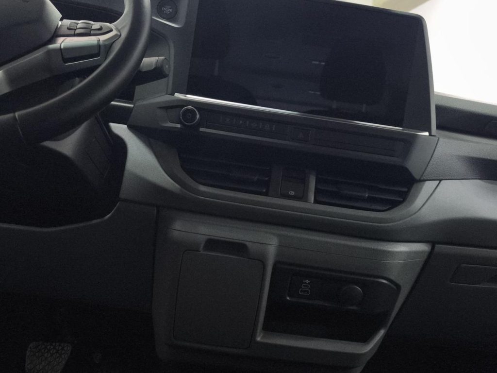 VOLKSWAGEN CARAVELLE Diesel 2025 km 0 Jaén