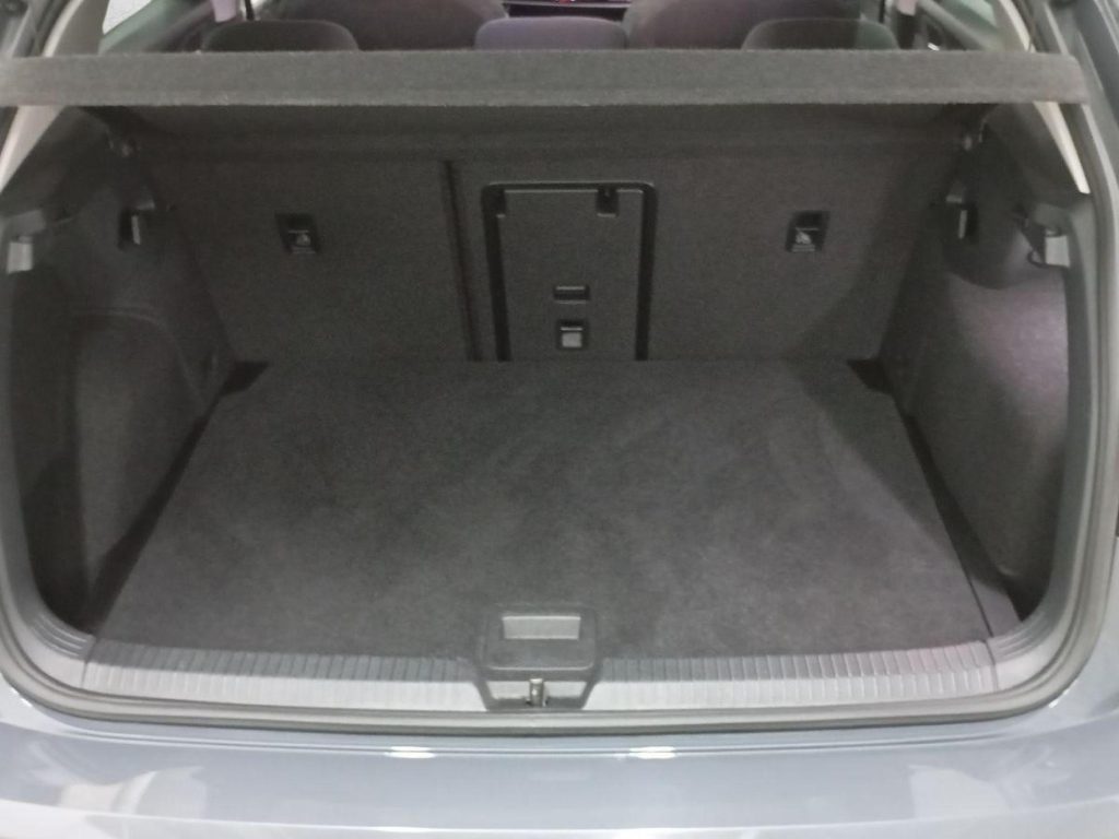 VOLKSWAGEN GOLF Gasolina 2025 segunda-mano Jaén