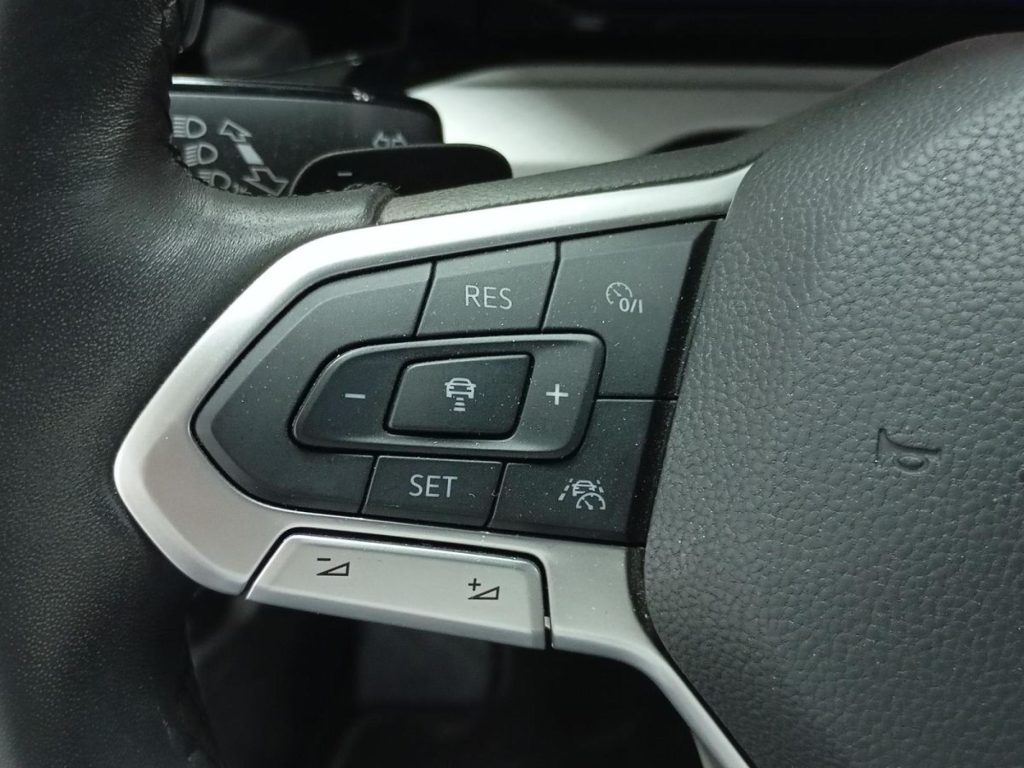 VOLKSWAGEN GOLF Hibrido 2022 segunda-mano Jaén