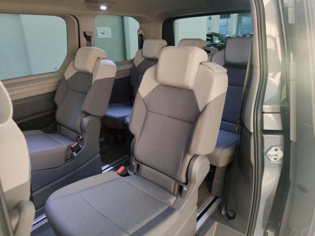 VOLKSWAGEN MULTIVAN Gasolina 2023 segunda-mano Jaén