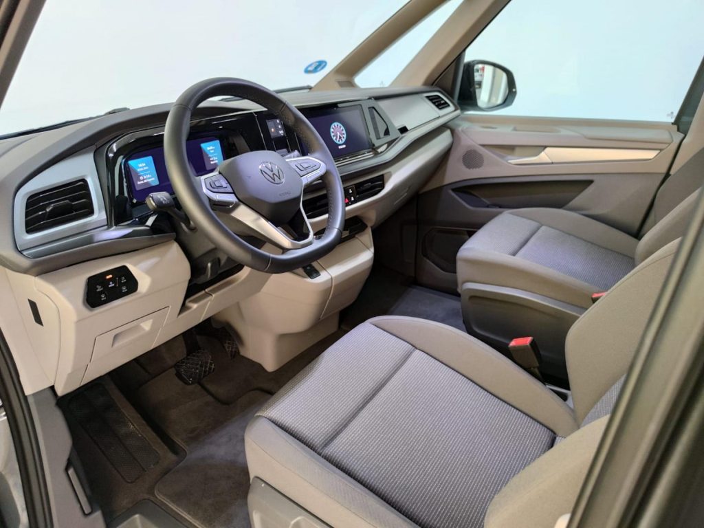 VOLKSWAGEN MULTIVAN Gasolina 2023 segunda-mano Jaén