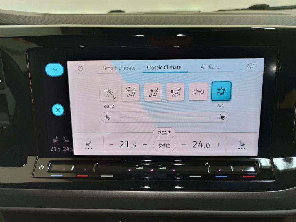 VOLKSWAGEN MULTIVAN Gasolina 2023 segunda-mano Jaén