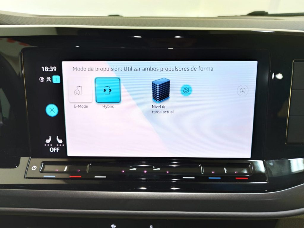 VOLKSWAGEN MULTIVAN Gasolina 2023 segunda-mano Jaén