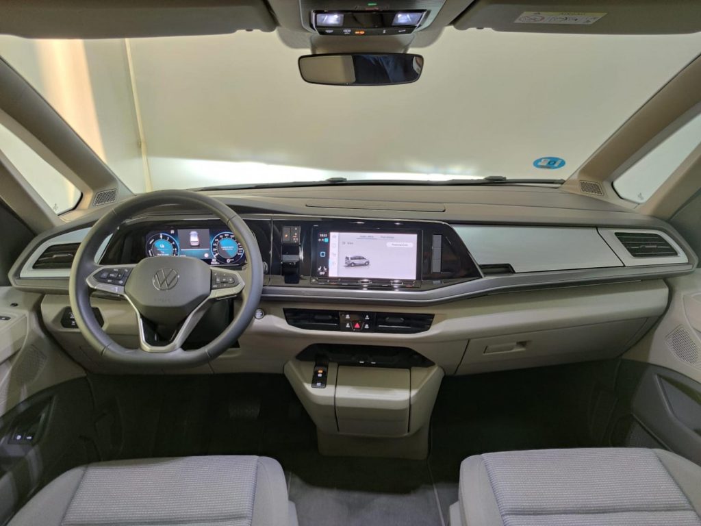 VOLKSWAGEN MULTIVAN Gasolina 2023 segunda-mano Jaén