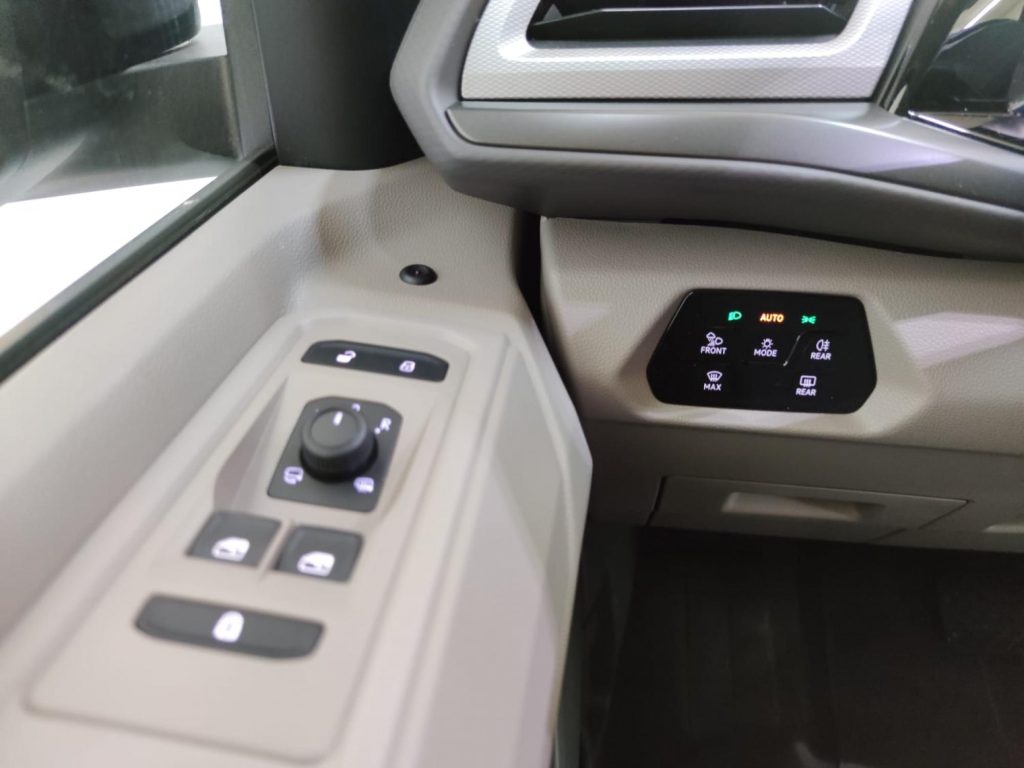 VOLKSWAGEN MULTIVAN Gasolina 2023 segunda-mano Jaén
