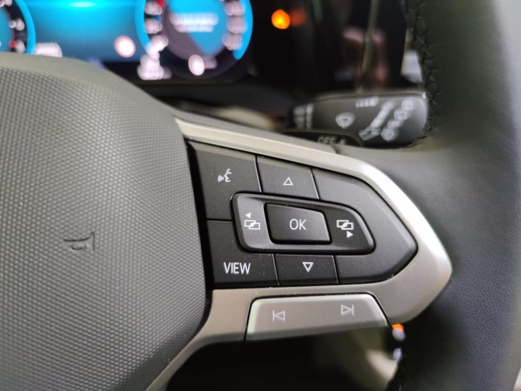 VOLKSWAGEN MULTIVAN Gasolina 2023 segunda-mano Jaén