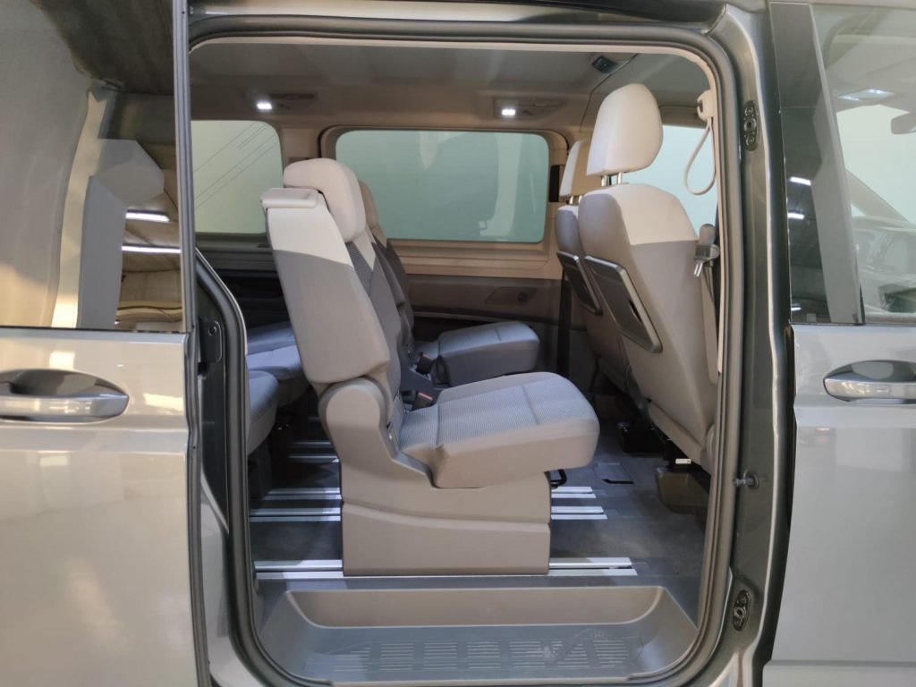 VOLKSWAGEN MULTIVAN Gasolina 2023 segunda-mano Jaén