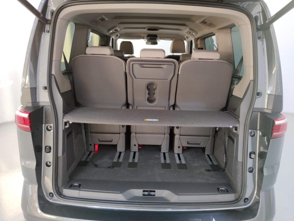 VOLKSWAGEN MULTIVAN Gasolina 2023 segunda-mano Jaén