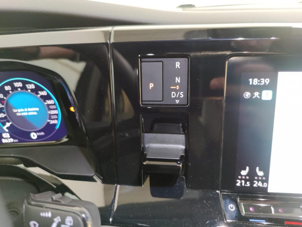VOLKSWAGEN MULTIVAN Gasolina 2023 segunda-mano Jaén