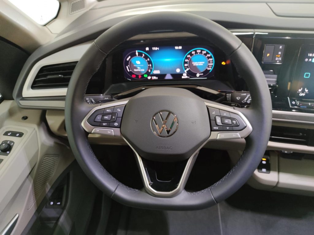 VOLKSWAGEN MULTIVAN Gasolina 2023 segunda-mano Jaén