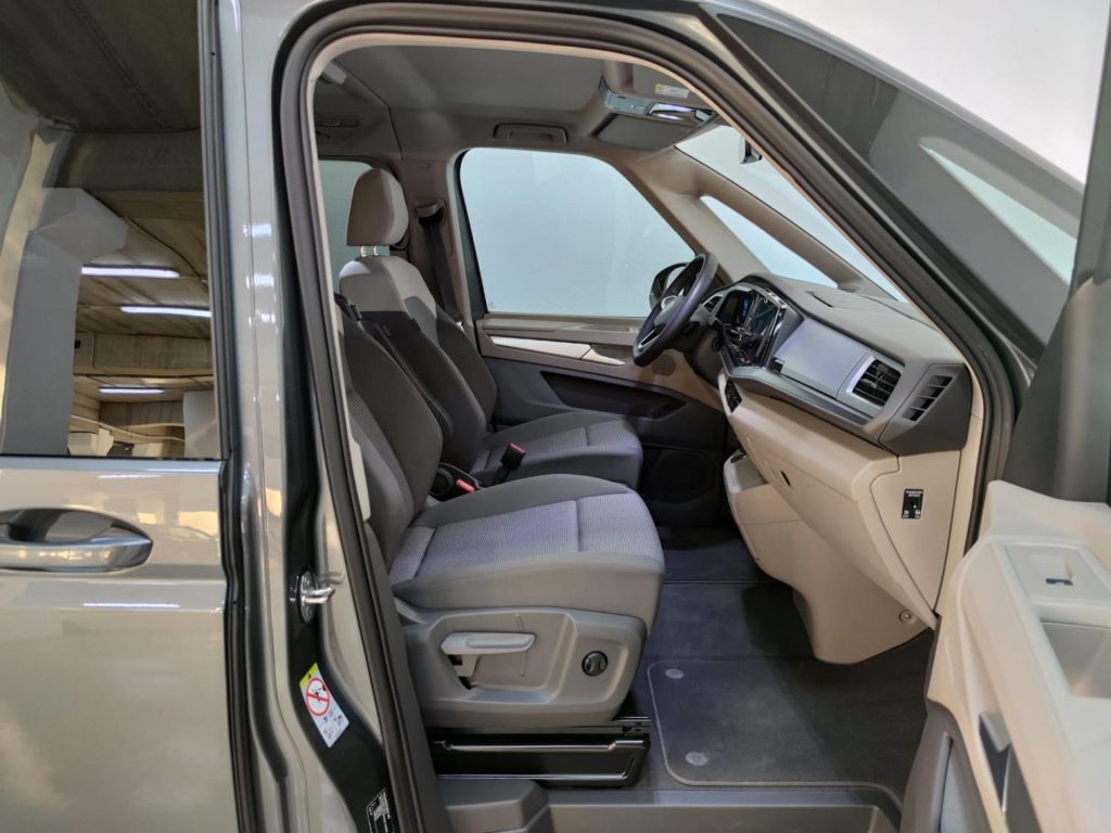 VOLKSWAGEN MULTIVAN Gasolina 2023 segunda-mano Jaén