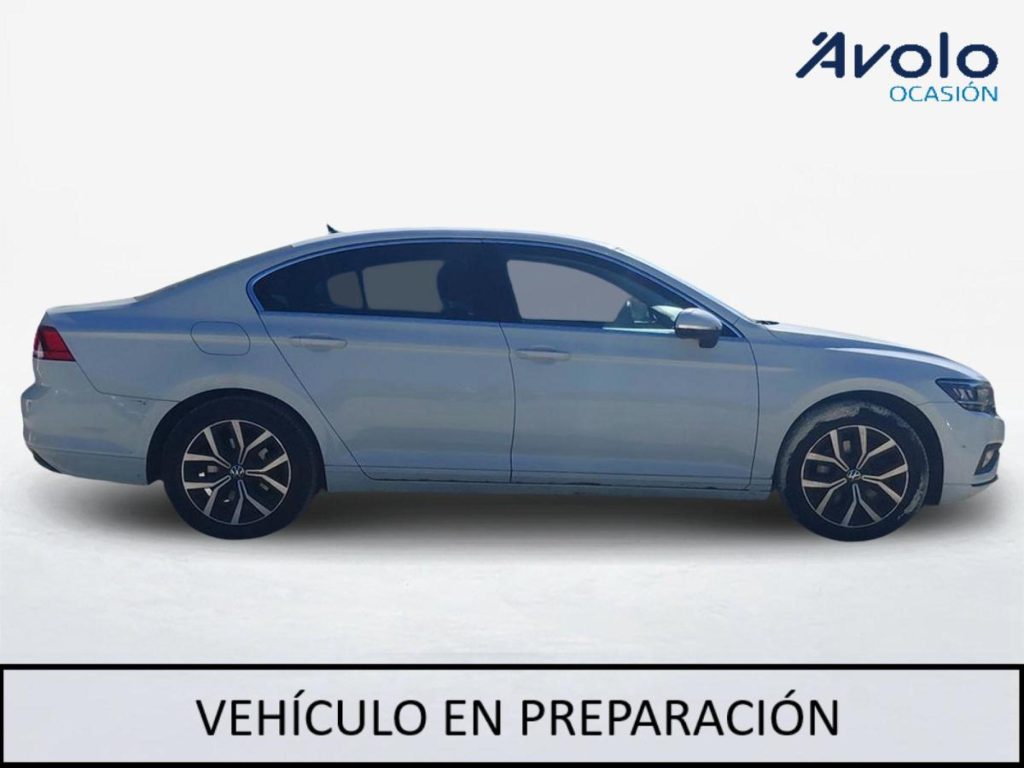 VOLKSWAGEN PASSAT Diesel 2022 segunda-mano Jaén