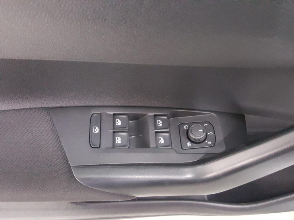 VOLKSWAGEN POLO Gasolina 2024 segunda-mano Jaén