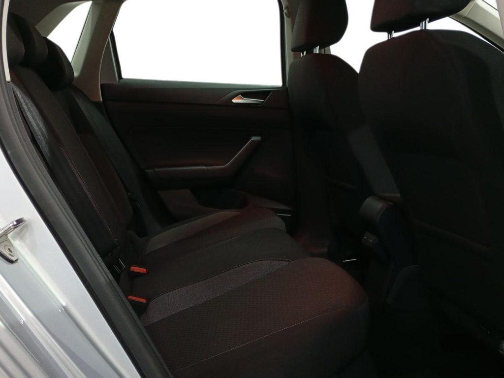VOLKSWAGEN POLO Gasolina 2024 segunda-mano Jaén