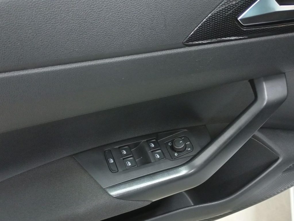 VOLKSWAGEN POLO Gasolina 2024 segunda-mano Jaén