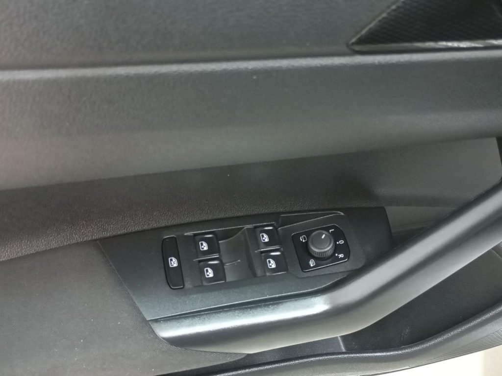 VOLKSWAGEN POLO Gasolina 2024 segunda-mano Jaén