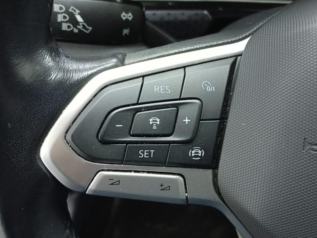 VOLKSWAGEN T-CROSS Gasolina 2022 segunda-mano Jaén