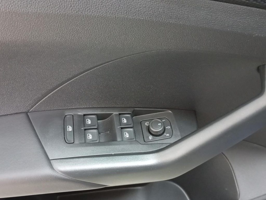 VOLKSWAGEN T-CROSS Gasolina 2023 segunda-mano Granada