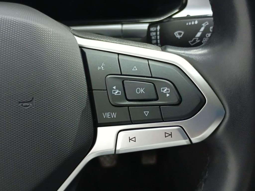 VOLKSWAGEN T-ROC Diesel 2023 segunda-mano Jaén